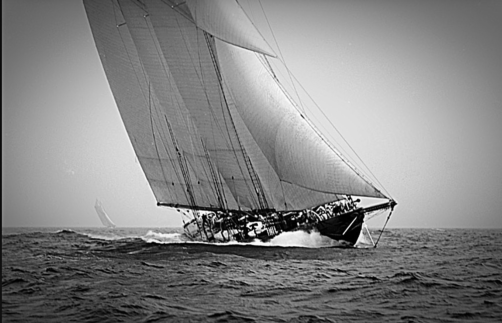 The schooner “Yankee”, underwater since the 1950s in a small cove